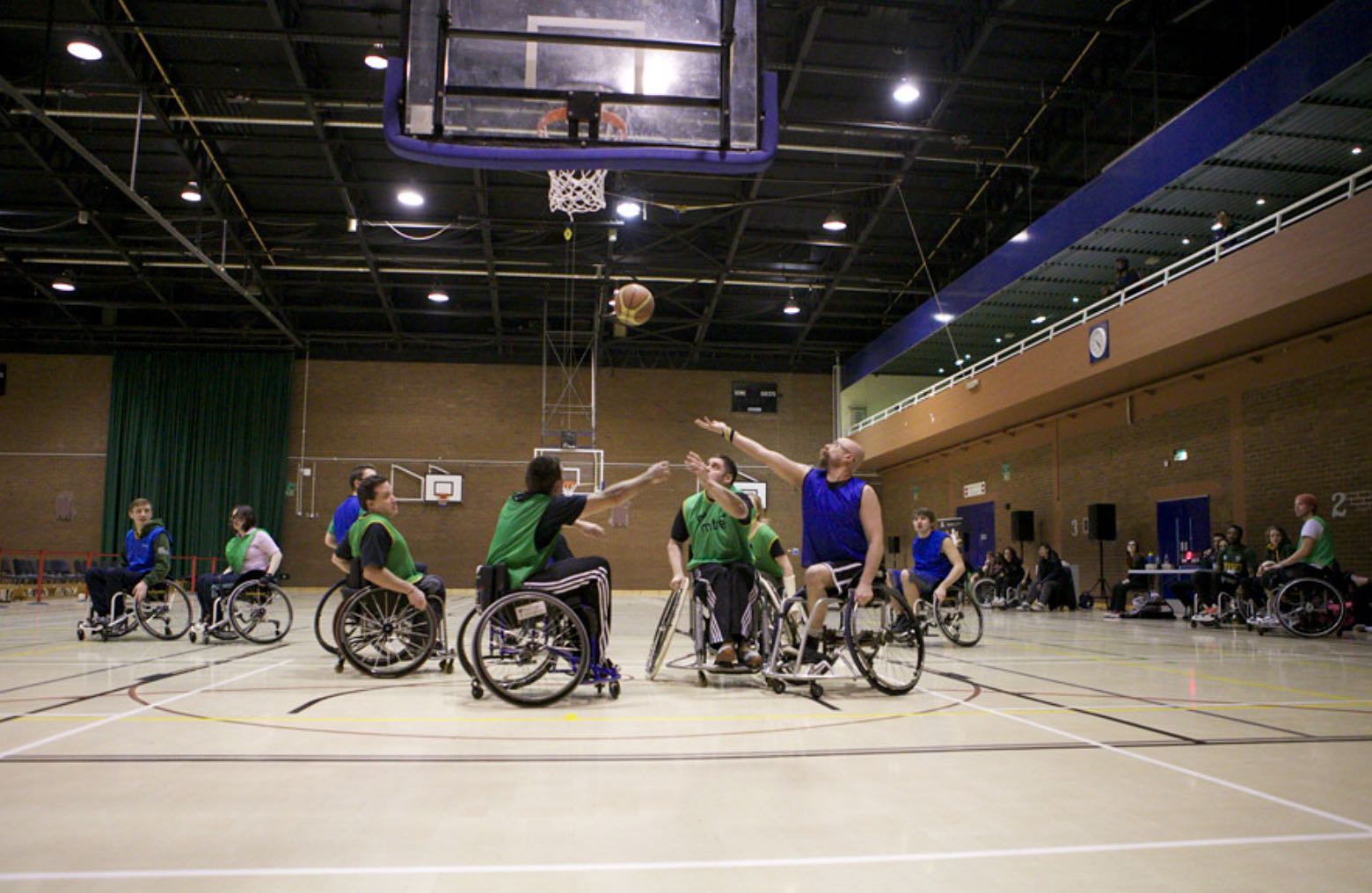 Giocatori di basket in carrozzina