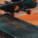 Uno skateboard in primo piano