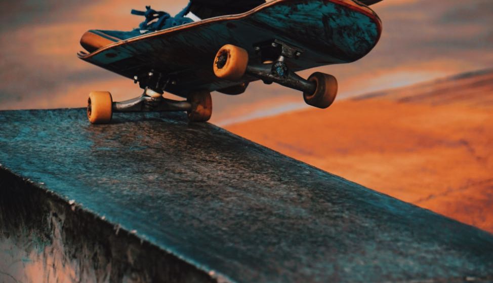 Uno skateboard in primo piano