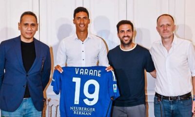 Presentazione di Raphaël Varane con il giocatore francese che tiene in mano la sua maglia numero 19