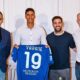 Presentazione di Raphaël Varane con il giocatore francese che tiene in mano la sua maglia numero 19