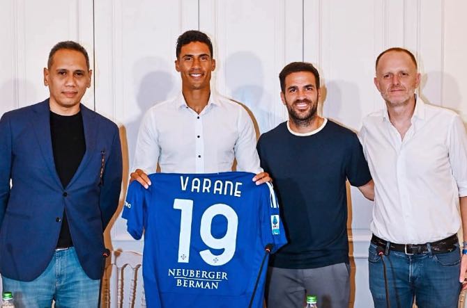 Presentazione di Raphaël Varane con il giocatore francese che tiene in mano la sua maglia numero 19
