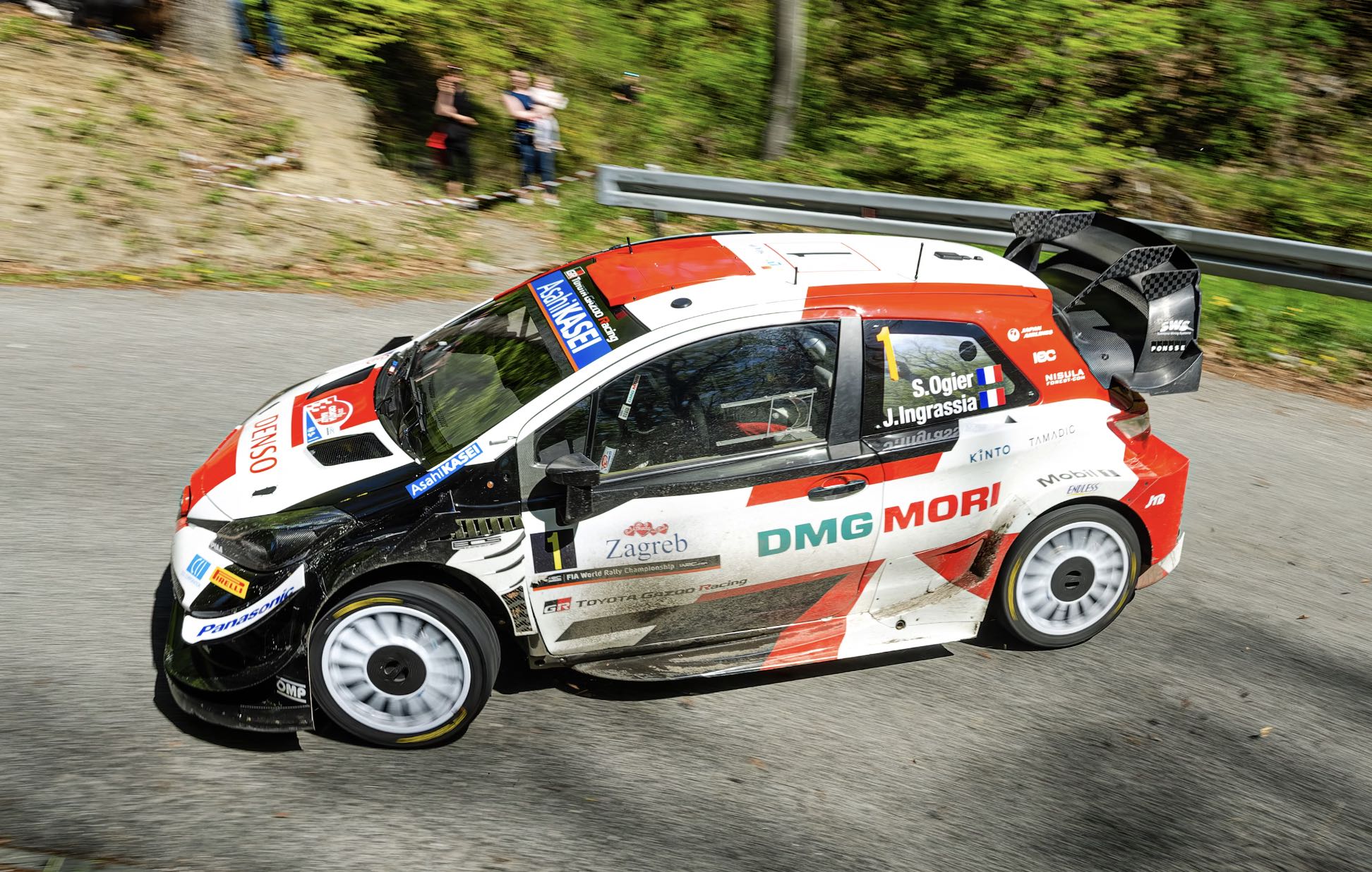 Un'auto da rally