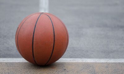 Un pallone da basket in primo piano