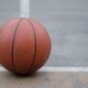 Un pallone da basket in primo piano