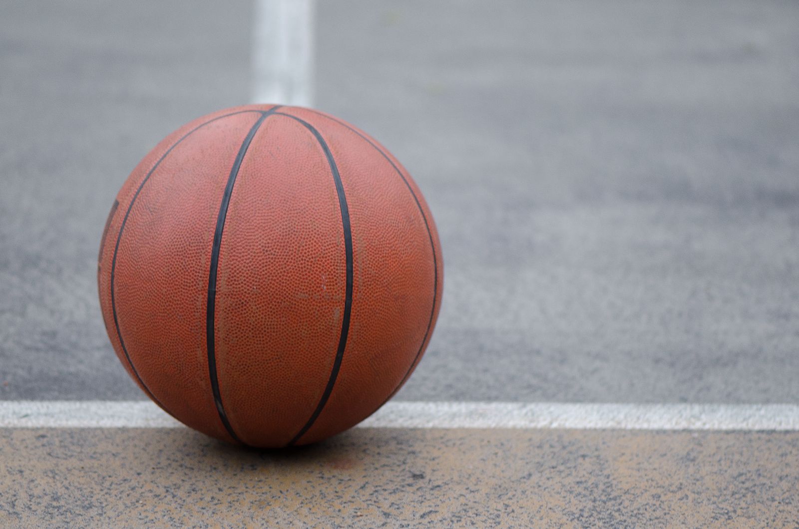 Un pallone da basket in primo piano
