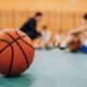 Un pallone da basket in primo piano