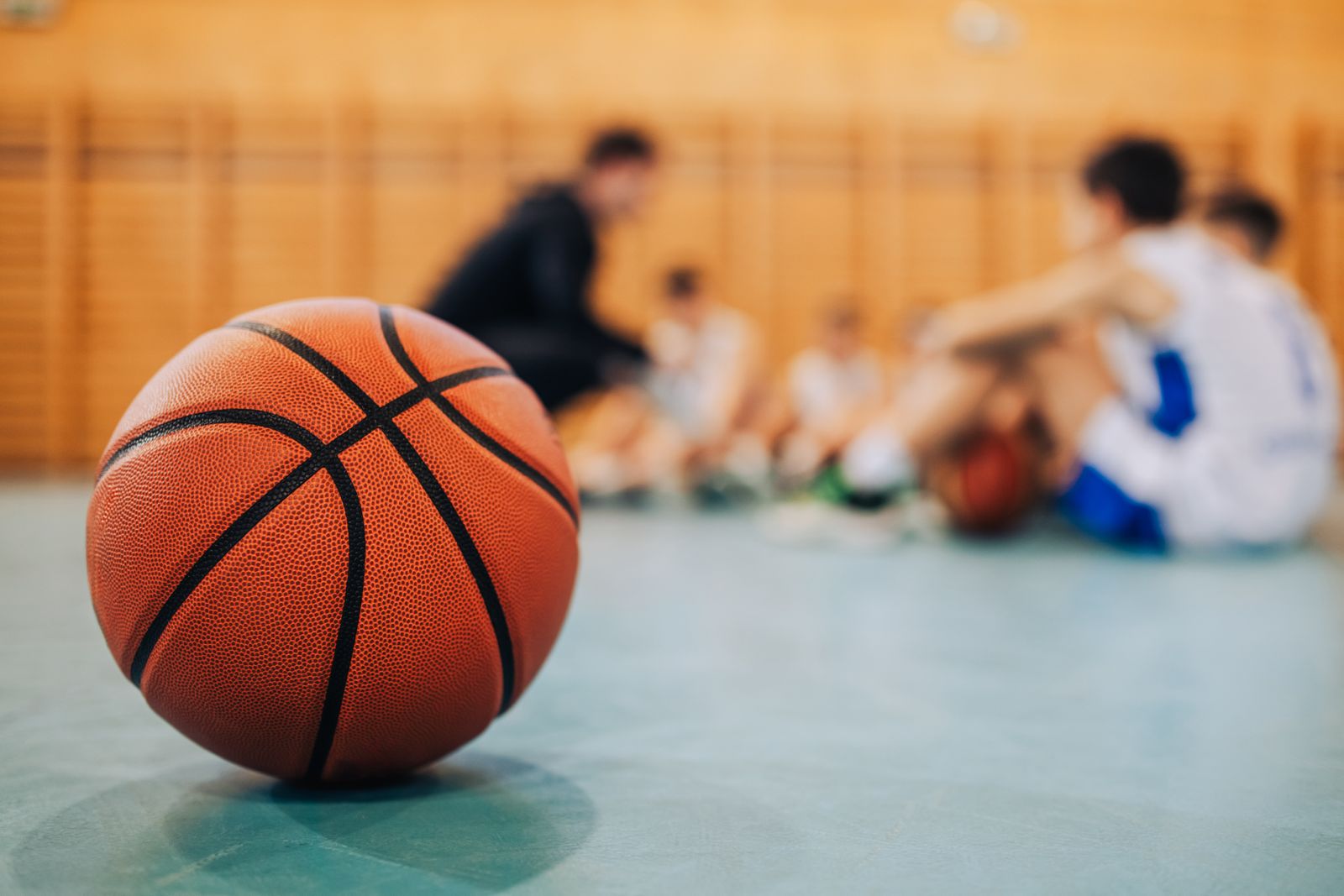 Un pallone da basket in primo piano