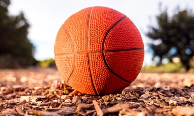 Un pallone di basket in primo piano