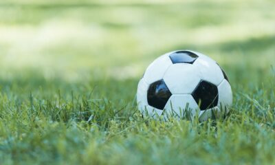 Un pallone di calcio in primo piano