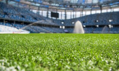 Un campo da calcio in primo piano
