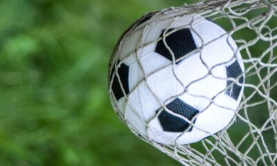 Un pallone di calcio che gonfia la rete