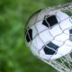 Un pallone di calcio che gonfia la rete