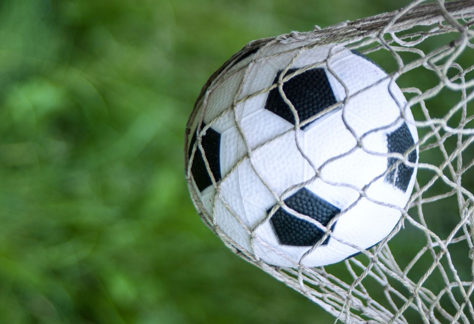 Un pallone di calcio che gonfia la rete