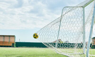 Un pallone di calcio che gonfia la rete