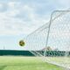 Un pallone di calcio che gonfia la rete