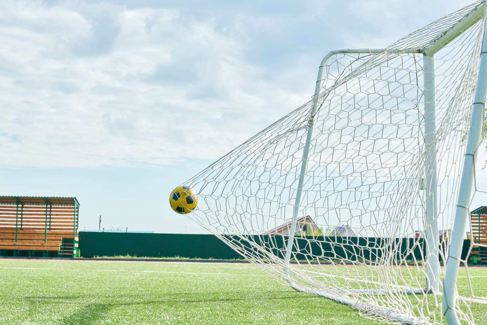 Un pallone di calcio che gonfia la rete