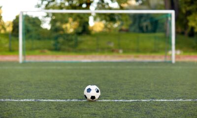 Un pallone in un campo da calcio
