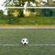 Un pallone in un campo da calcio