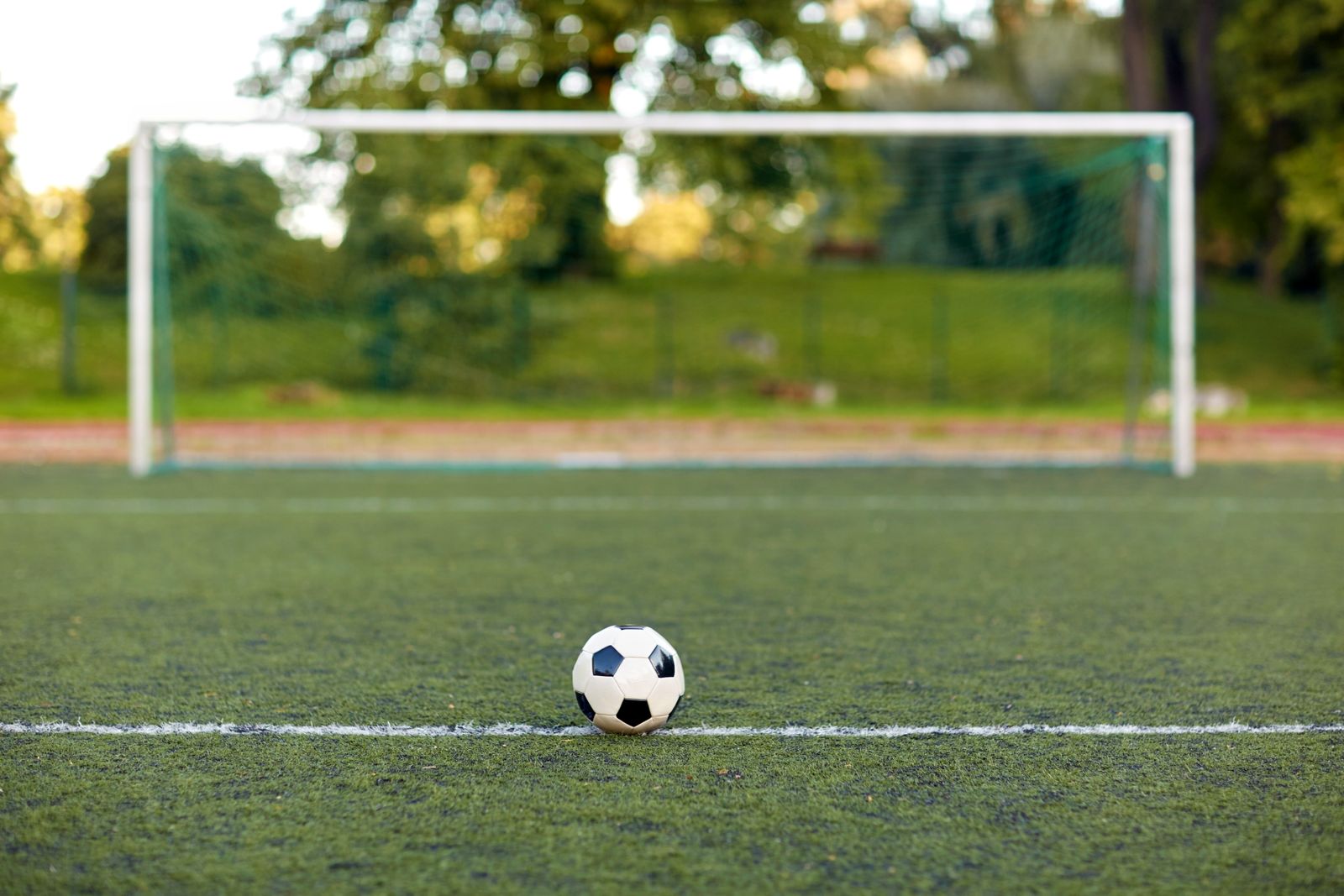 Un pallone in un campo da calcio