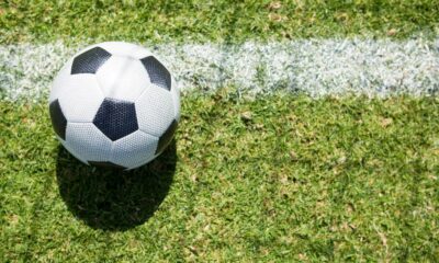 Un pallone di calcio in primo piano