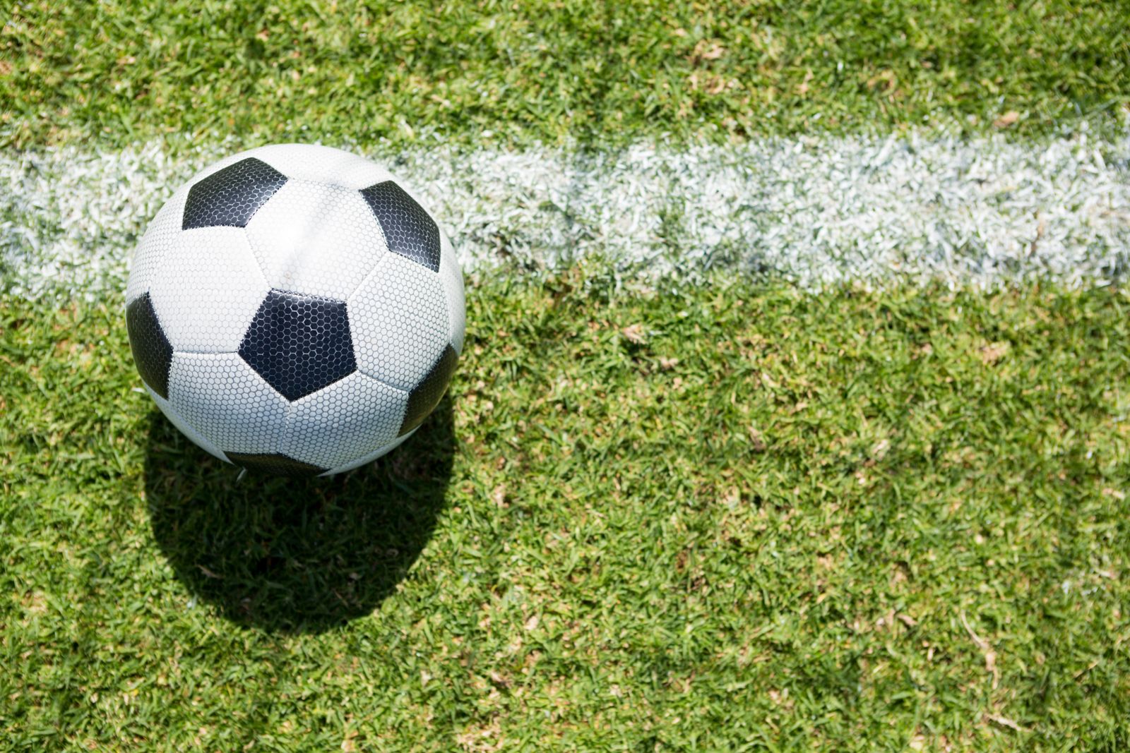 Un pallone di calcio in primo piano