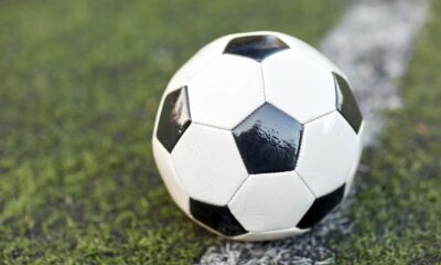 Un pallone su un campo da calcio
