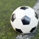 Un pallone su un campo da calcio