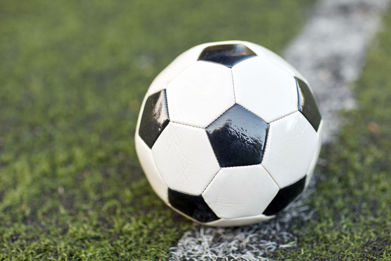 Un pallone su un campo da calcio