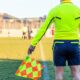 Un guardialinee con la bandierina in mano