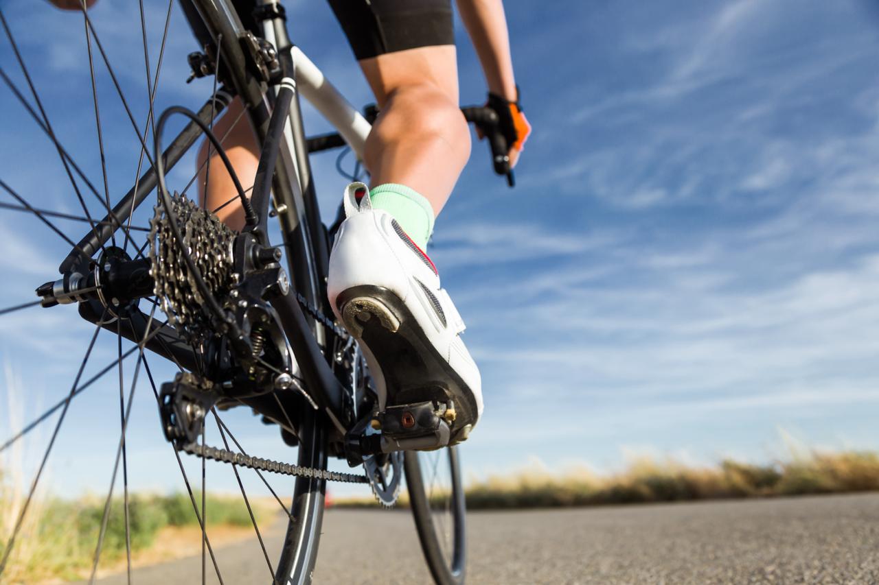 Primo piano di una pedalata in bicicletta