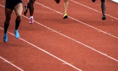 Atleti in corsa su una pista di atletica.