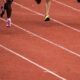Atleti in corsa su una pista di atletica.