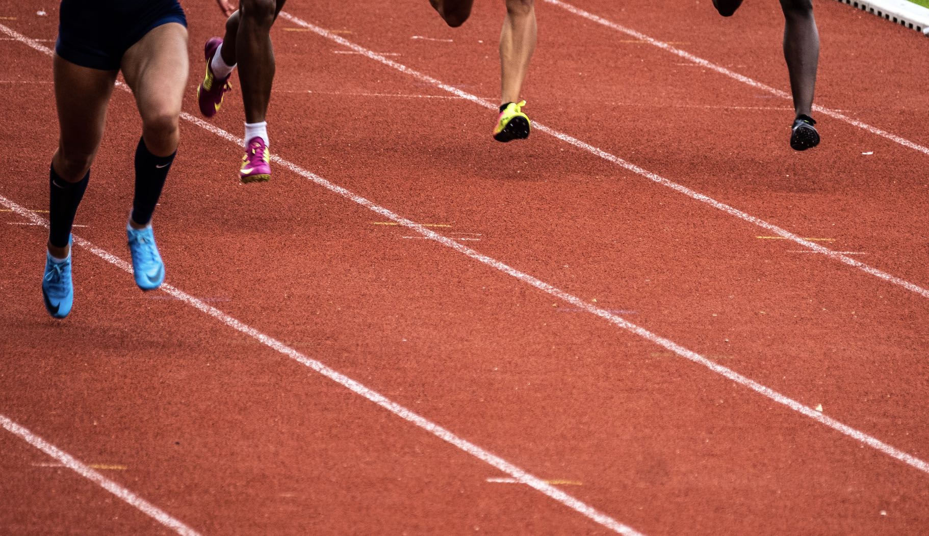 Atleti in corsa su una pista di atletica.