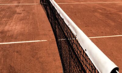 Dettaglio di un capo da tennis, in particolare di una rete.