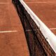 Dettaglio di un capo da tennis, in particolare di una rete.
