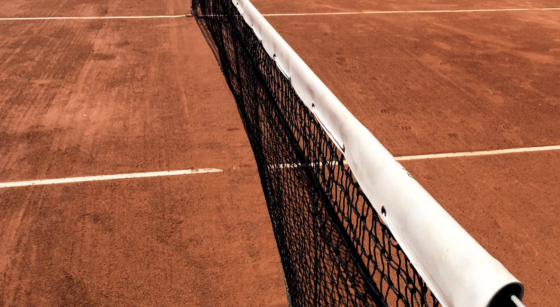 Dettaglio di un capo da tennis, in particolare di una rete.