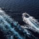 Motoscafi che solcano le onde