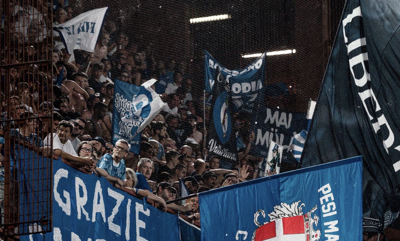 Tifosi comaschi a Marassi