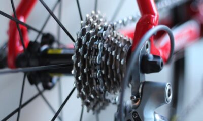 Primo piano degli ingranaggi del cambio di una bici.