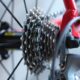 Primo piano degli ingranaggi del cambio di una bici.