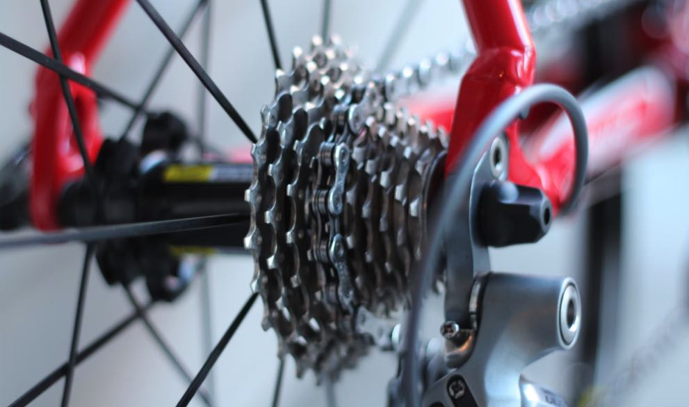 Primo piano degli ingranaggi del cambio di una bici.
