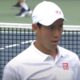 Primo piano del tennista Kei Nishikori sul campo
