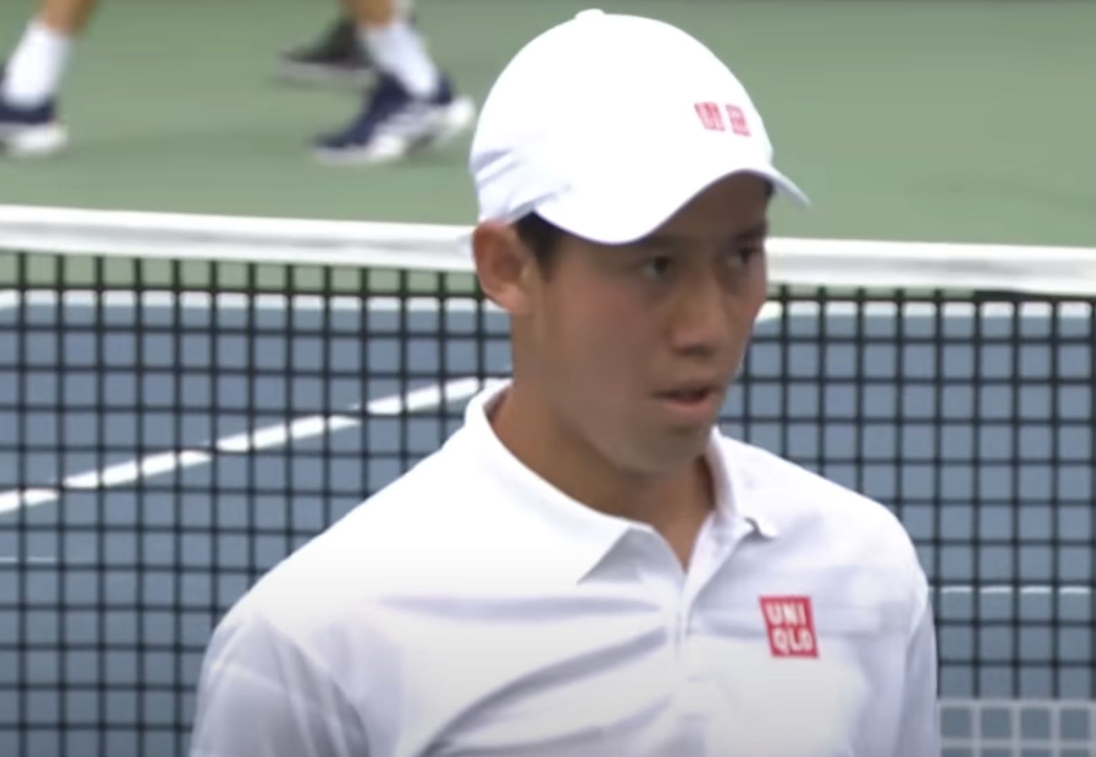 Primo piano del tennista Kei Nishikori sul campo