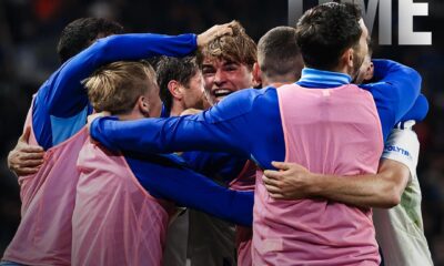 I giocatori del Como festeggiano la vittoria