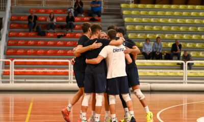 I giocatori della Libertas Brianza Pallavolo Cantù festeggiano a centrocampo.
