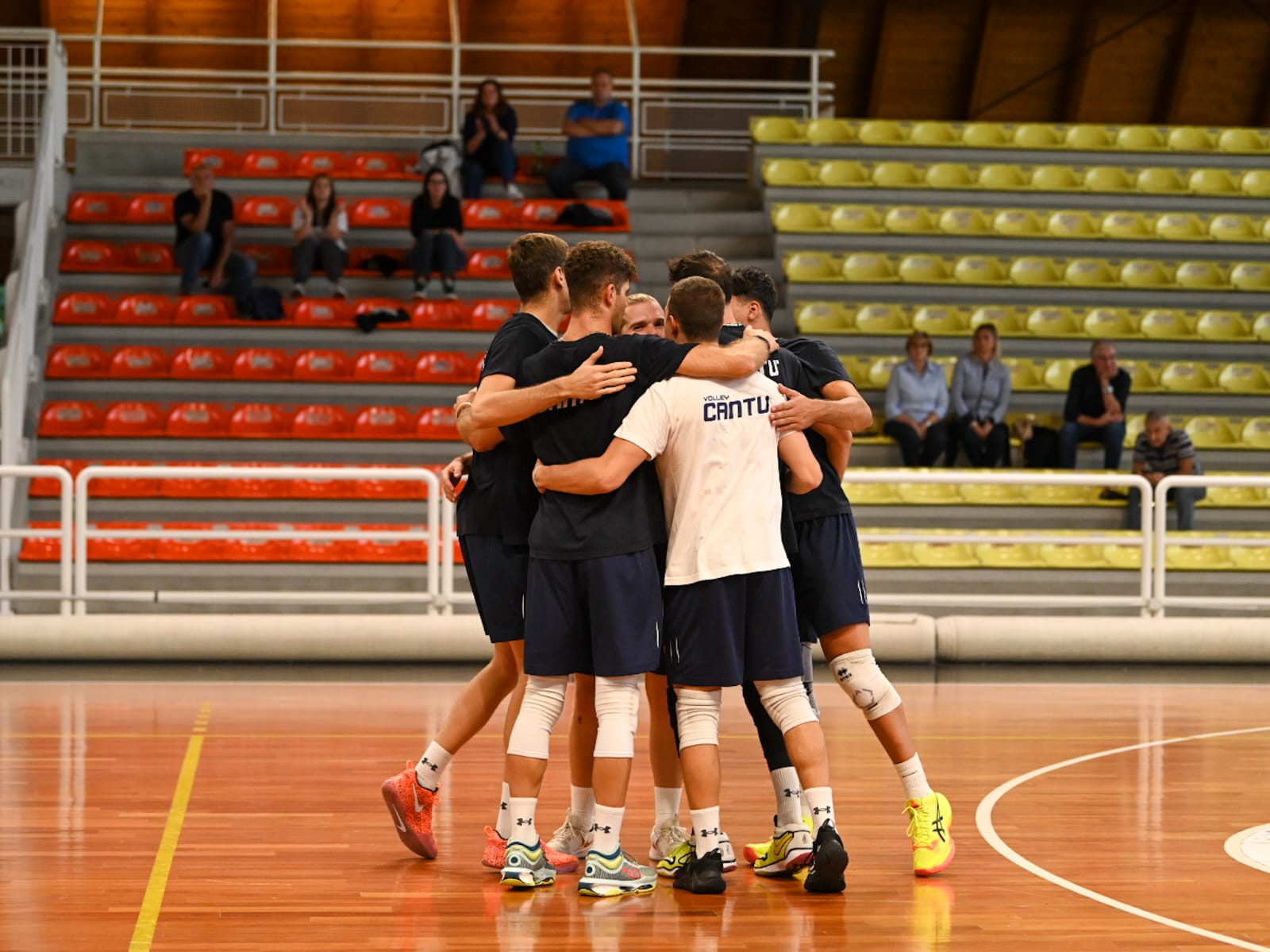 I giocatori della Libertas Brianza Pallavolo Cantù festeggiano a centrocampo.