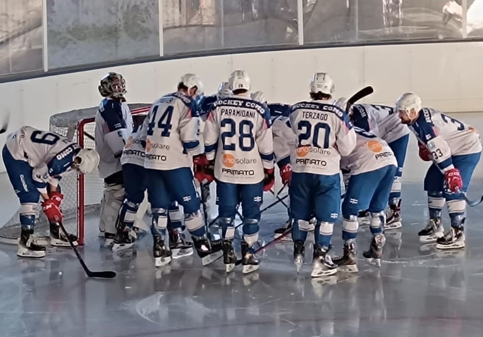 I ragazzi dell'Hockey Como durante la gara amichevole contro l'Ascona