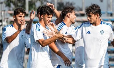 Dettaglio dei giovani calciatori del Como Primavera mentre festeggiano dopo un goal.