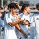 Dettaglio dei giovani calciatori del Como Primavera mentre festeggiano dopo un goal.